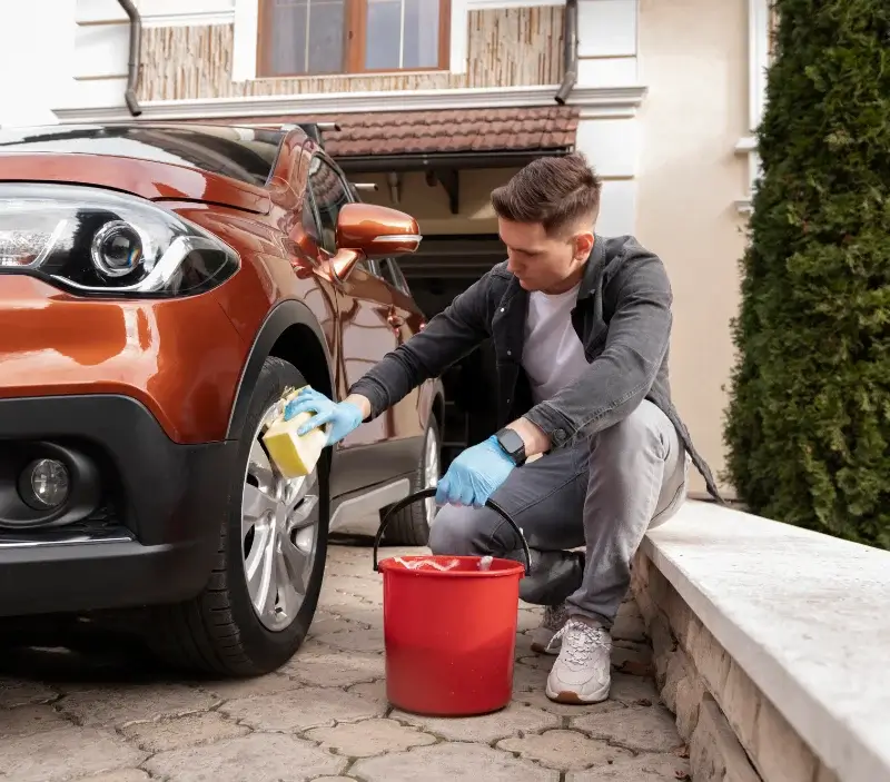 Lavage auto à domicile Saint-Amour-Bellevue : professionnel intervenant sur un véhicule